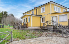 Stunning home in Mörlunda with WiFi and 6 Bedrooms